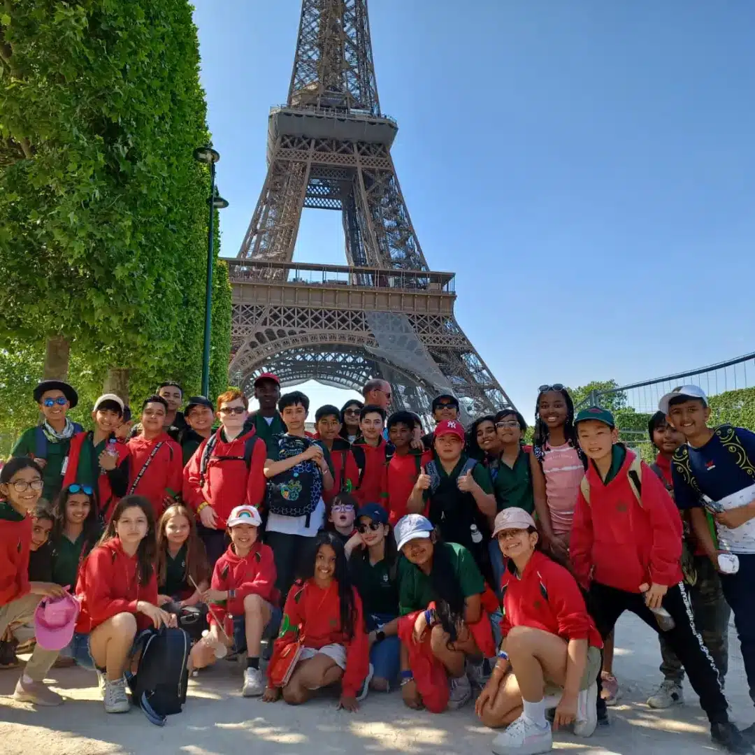 Pupils in front of the Eifel Tower